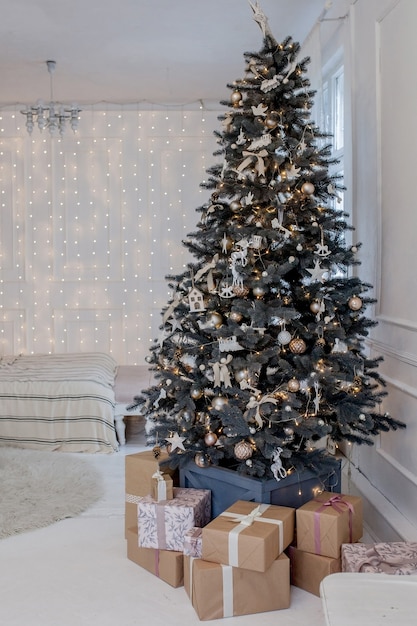 Árvore de Natal com bolas coloridas e caixas de presente no quarto