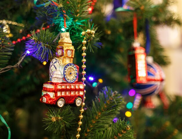 Árvore de Natal com brinquedos de Natal em forma de Big Ben