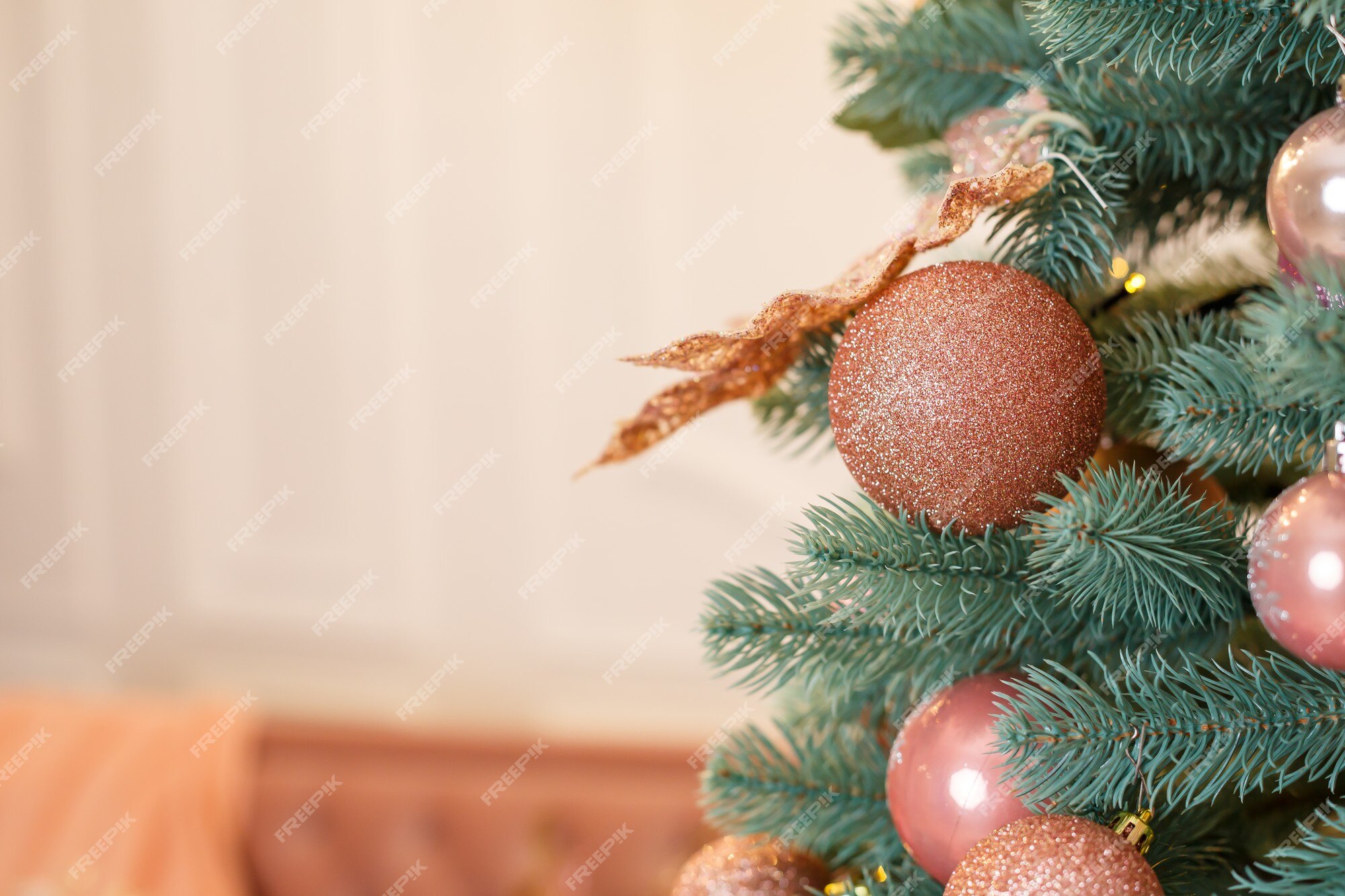 Árvore de natal com presentes-de-rosa em uma sala de natal branco. casa  lindamente decorada com brinquedos cor de rosa, árvore decorada e presentes  para o natal.