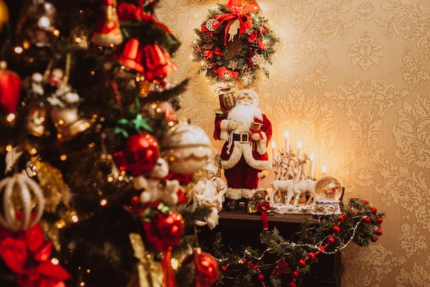 Árvore de natal com brinquedos no fundo da lareira no interior de casa