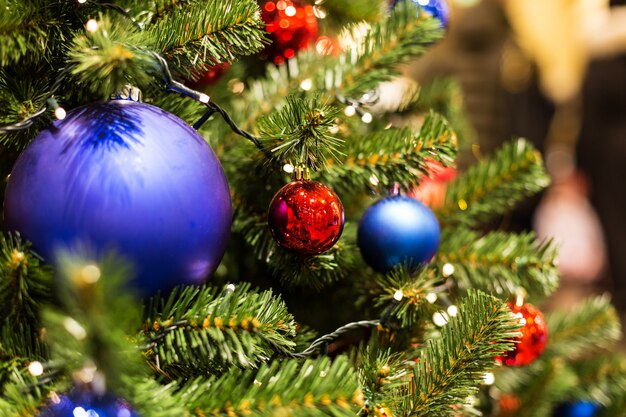 Árvore de natal com brinquedos vermelhos.