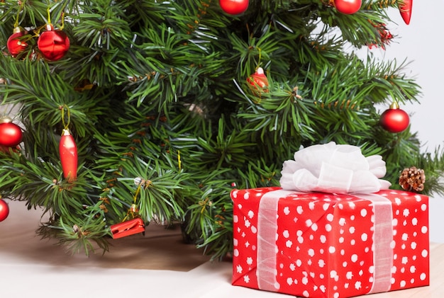 árvore de Natal com caixa de presentes