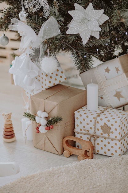 Foto Árvore de natal com caixas de presente. decorações de ano novo. interior do ano novo.