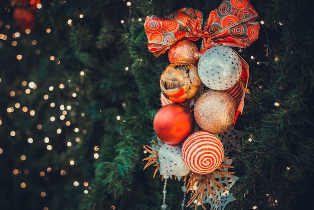 Árvore de natal com decoração de bola com luz na árvore. fundo de férias de natal e ano novo. tom de cor vintage. close-up.