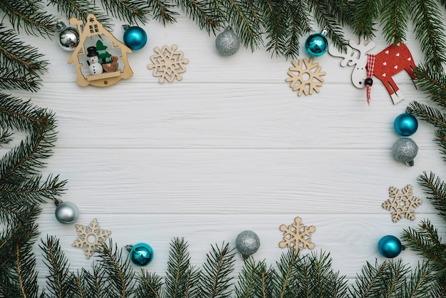 Árvore de Natal com decoração e brilhos em fundo de madeira. Fundo de Natal na mesa de madeira branca