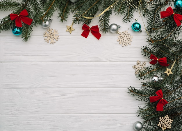 Árvore de Natal com decoração e brilhos em fundo de madeira.