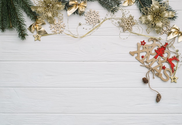 Árvore de natal com decoração e brilhos em fundo de madeira.