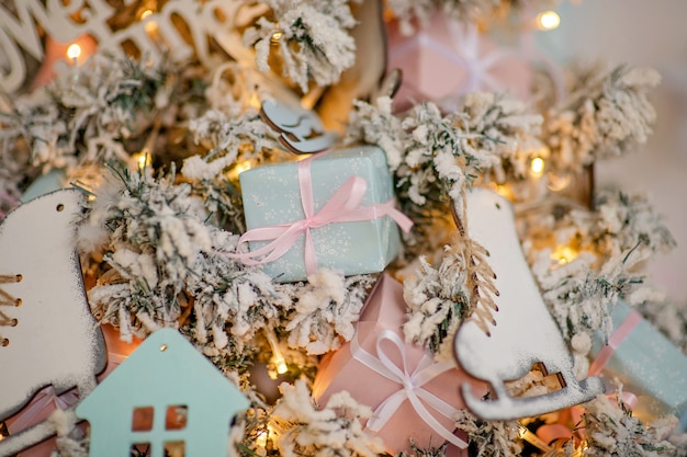 árvore de natal com decoração festiva e brinquedos