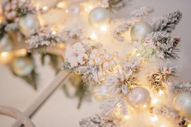 Árvore de natal com decoração festiva