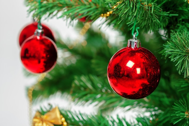 Árvore de Natal com enfeites, close-up