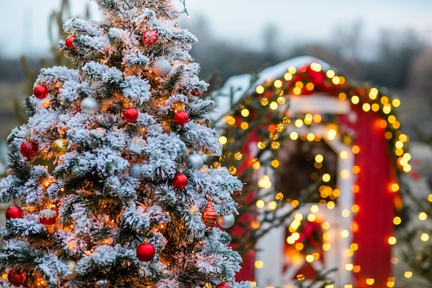 Árvore de natal com enfeites e neve