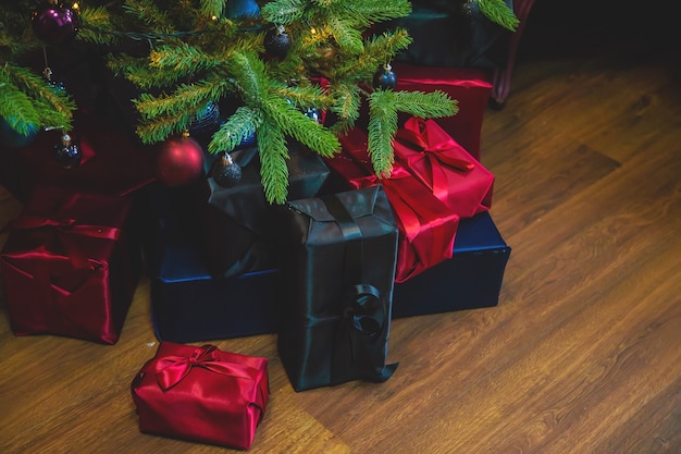 Árvore de natal com enfeites e presentes. foco seletivo. feliz.