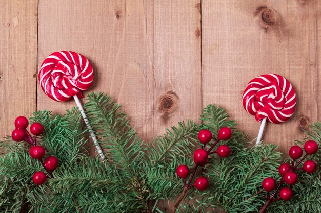 Árvore de natal com fundo de madeira