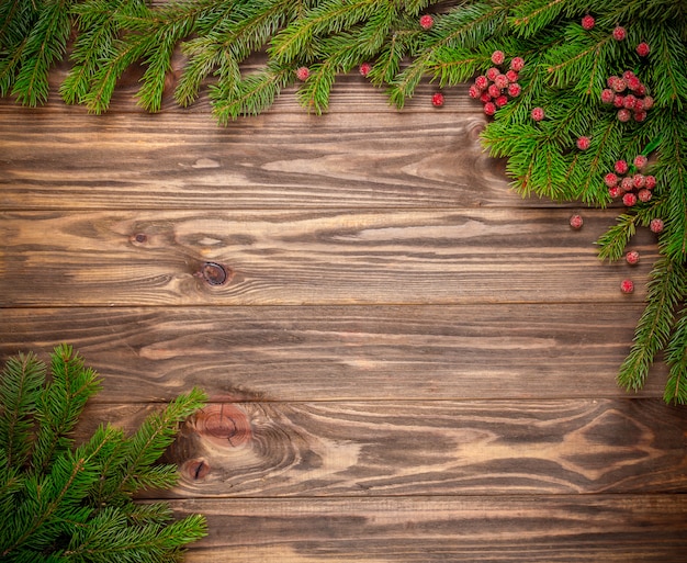 Árvore de natal com fundo de madeira