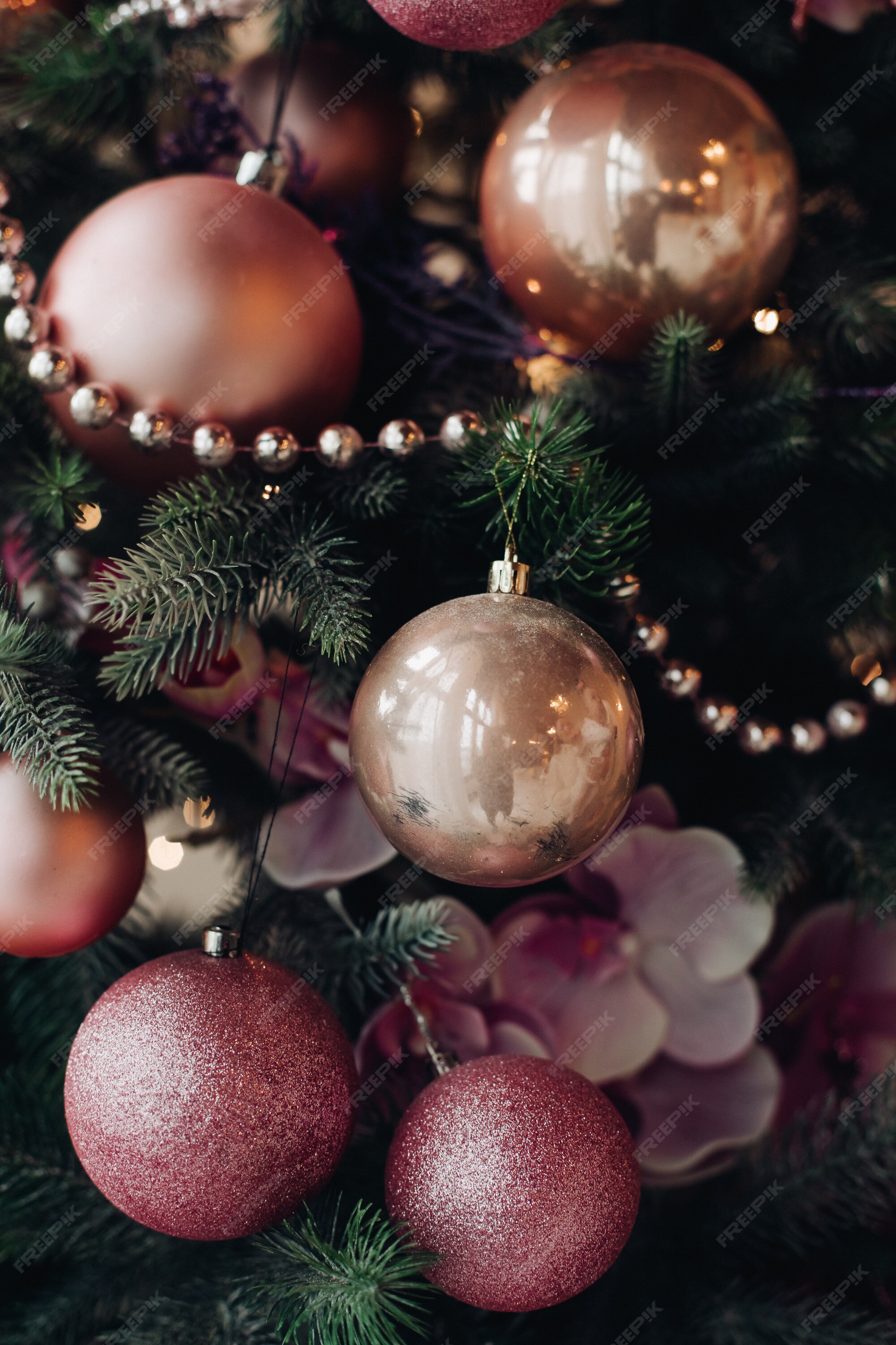 Árvore de natal com laços e fitas xadrez rosa | Foto Premium Árvore de natal com laços e fitas xadrez rosa | Foto Premium