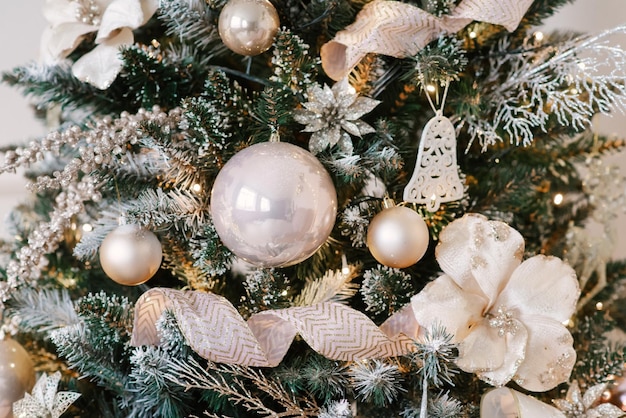 Árvore de natal com lindos brinquedos elegantes decoração de natal e ano novo