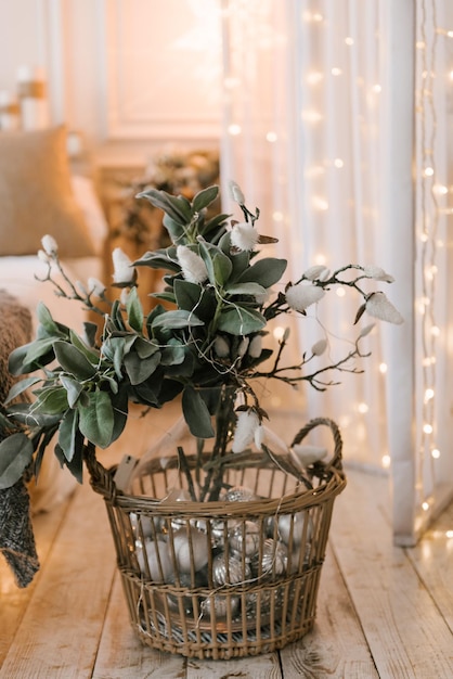 Árvore de natal com lindos brinquedos elegantes decoração de natal e ano novo