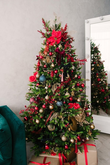 Árvore de natal com lindos brinquedos elegantes decoração de natal e ano novo