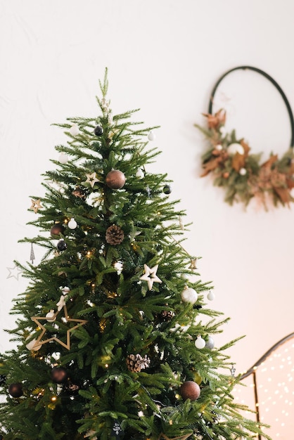 Árvore de natal com lindos brinquedos elegantes decoração de natal e ano novo