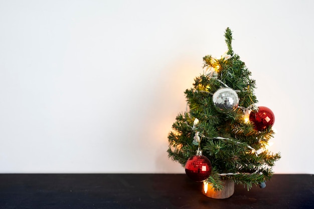 Árvore de natal com luzes e decoração em uma mesa