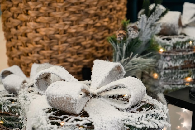 Árvore de natal com neve branca com decoração de presentes no interior da casa de ano novo