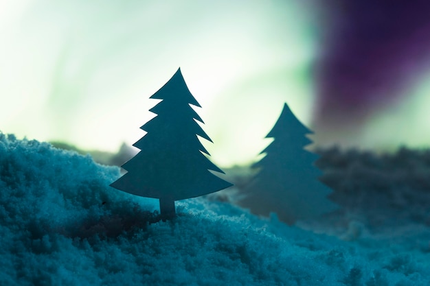 Foto Árvore de natal com neve e aurore borealis