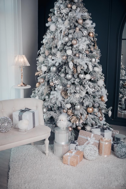 Foto Árvore de natal com presente de perto. interior de natal.