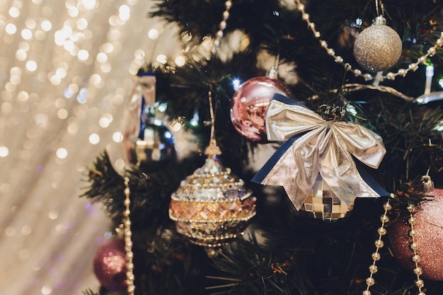Foto Árvore de natal com presentes brancos e pretos no quarto de natal casa lindamente decorada com uma árvore prateada branca e preta e presentes no tempo mágico de natal