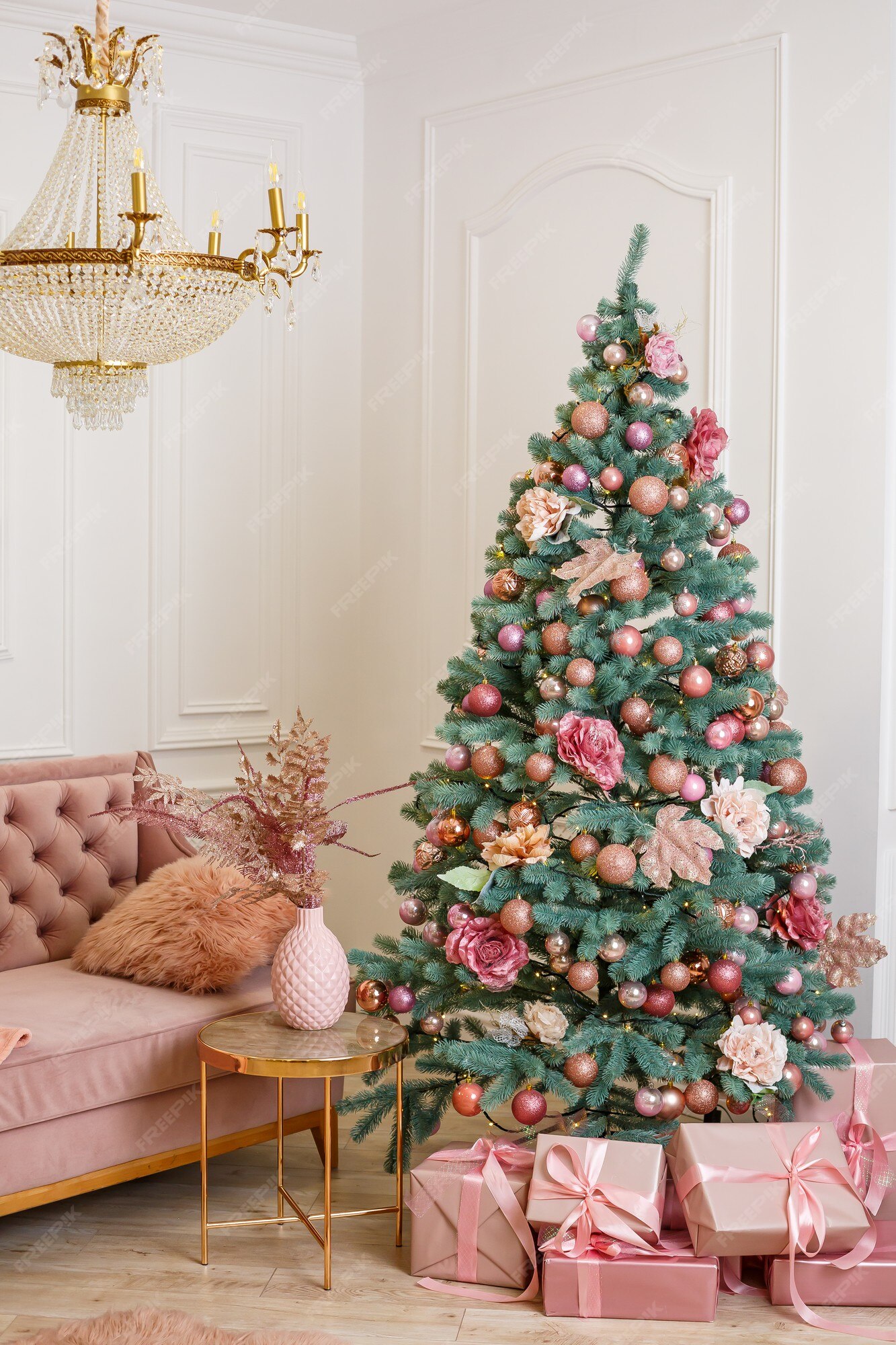 Árvore de natal com presentes-de-rosa em uma sala de natal branco. casa  lindamente decorada com brinquedos cor de rosa, árvore decorada e presentes  para o natal.