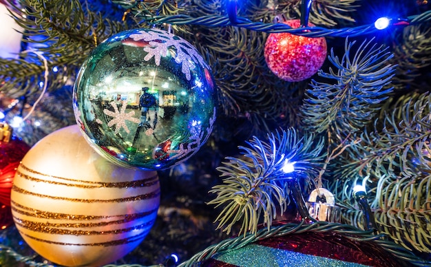 Árvore de Natal com uma bela decoração de Natal em fundo desfocado, bokeh, close-up, espaço de cópia (espaço de texto)