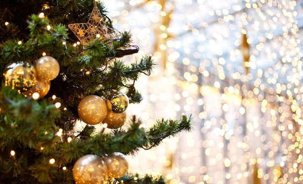Árvore de Natal cortada com ornamentos à noite