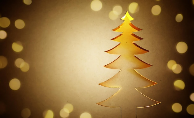 Árvore de Natal cortada em papel com luzes bokeh