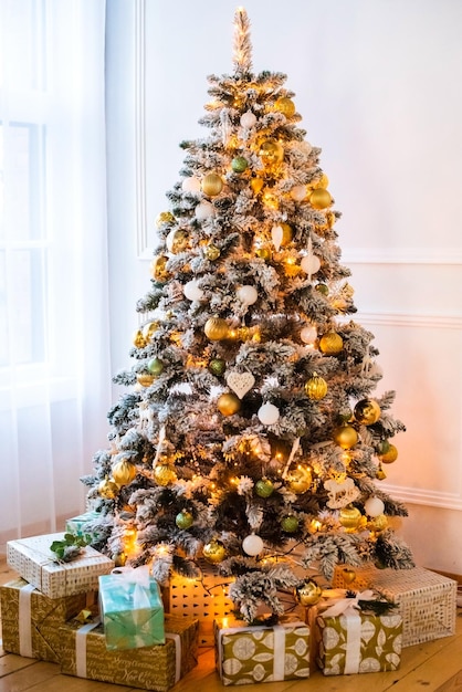 Árvore de natal de ano novo com presentes, ouro branco, preto, amarelo, conteúdo de blog, luzes de fundo de bokeh