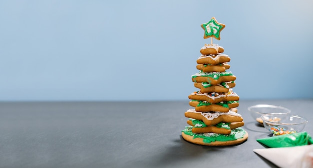 Foto Árvore de natal de banner feita de biscoitos de gengibre