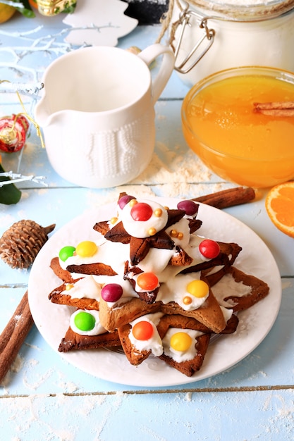 Árvore de natal de biscoitos caseiros de gengibre