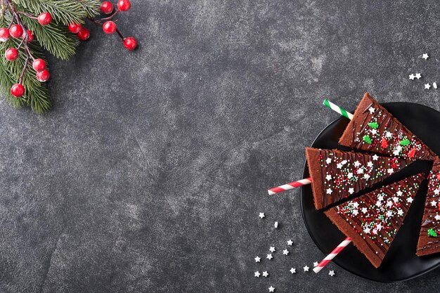 Árvore de Natal de brownies de chocolate com cobertura de chocolate e granulado festivo na mesa de pedra Idéias de comida de Natal doce conceito de pastelaria caseira de Natal Conceito de culinária de férias Vista superior