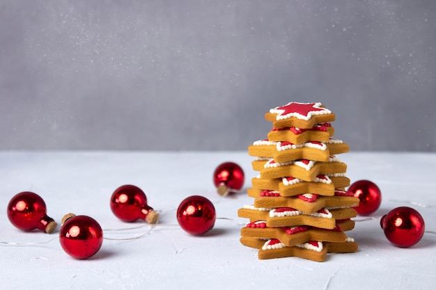 Árvore de Natal de gengibre com festão de bolas.