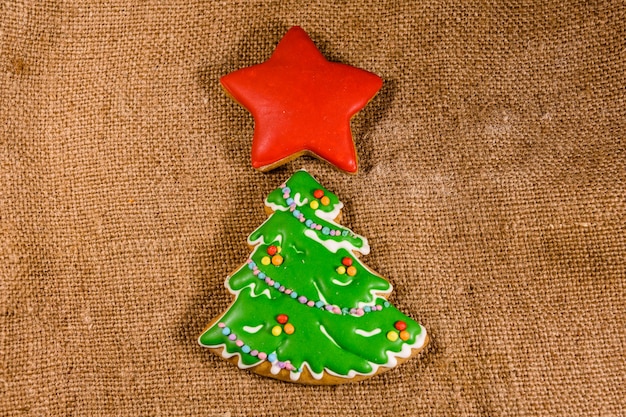 Árvore de Natal de gengibre e estrela em um saco. Vista do topo