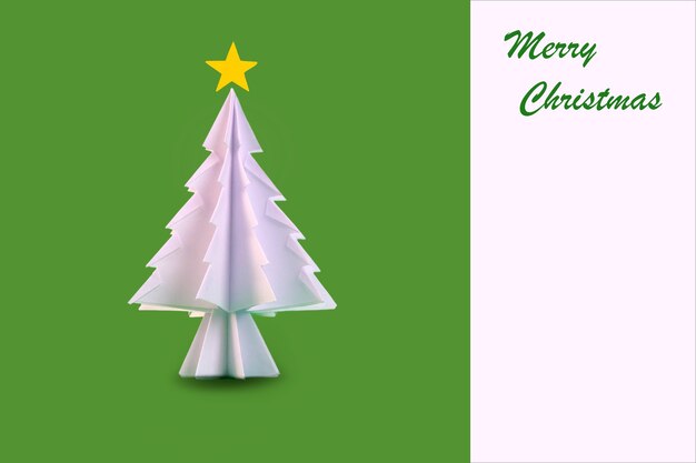 Árvore de Natal de origami com estrela no topo e fundo verde