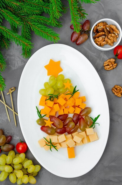 Árvore de natal de queijo com uvas frescas e alecrim | Foto Premium Árvore de natal de queijo com uvas frescas e alecrim | Foto Premium
