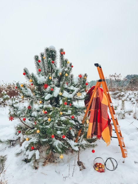 árvore de natal decorada ao ar livre cópia espaço