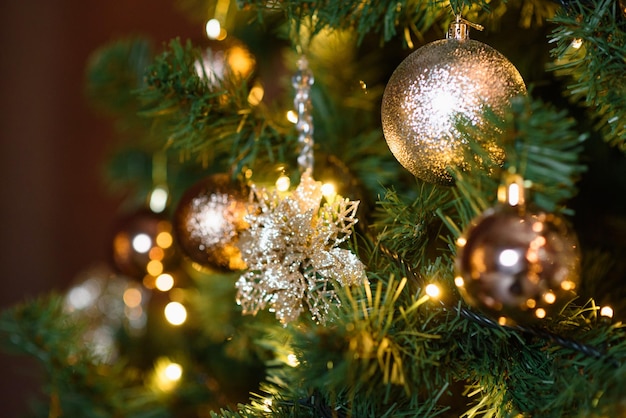 Foto Árvore de natal decorada com brinquedos marrons conceito cartão de saudação feliz natal e feliz ano novo