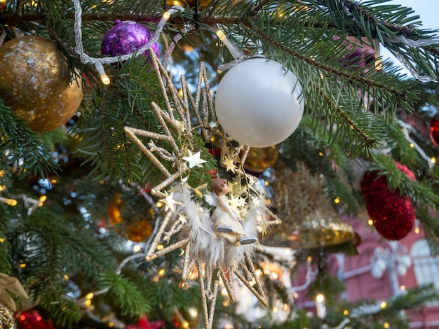 Árvore de natal decorada com brinquedos vista de baixo. o conceito de ano novo e natal