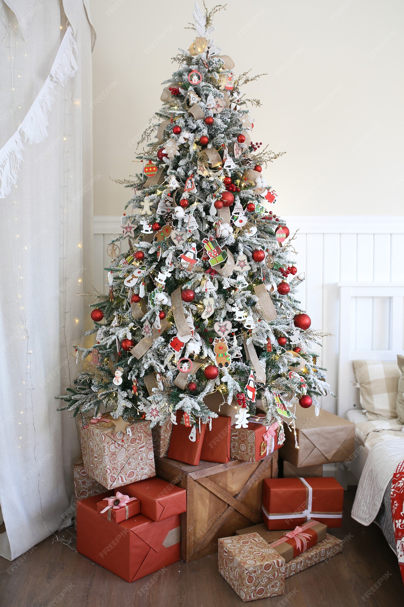 Árvore de natal decorada com enfeites e presentes de natal | Foto Premium Árvore de natal decorada com enfeites e presentes de natal | Foto Premium