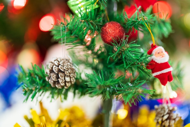 Árvore de natal decorada com luz de fundo desfocada bokeh. conceito de natal e ano novo