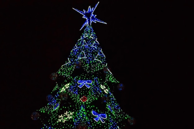 Árvore de natal decorada com luzes multicoloridas à noite