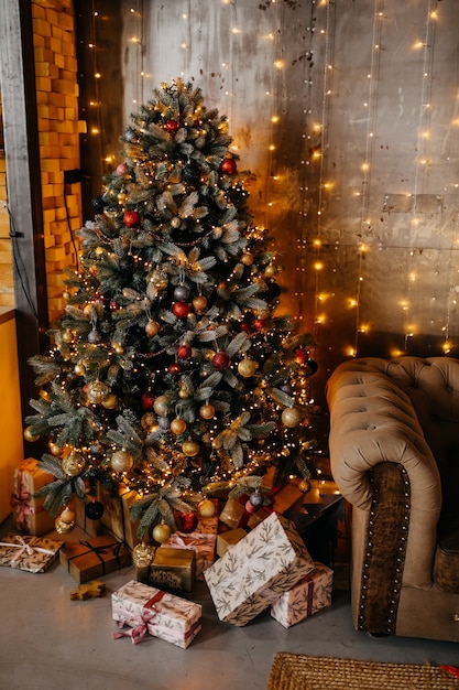 Árvore de natal decorada com presentes em casa