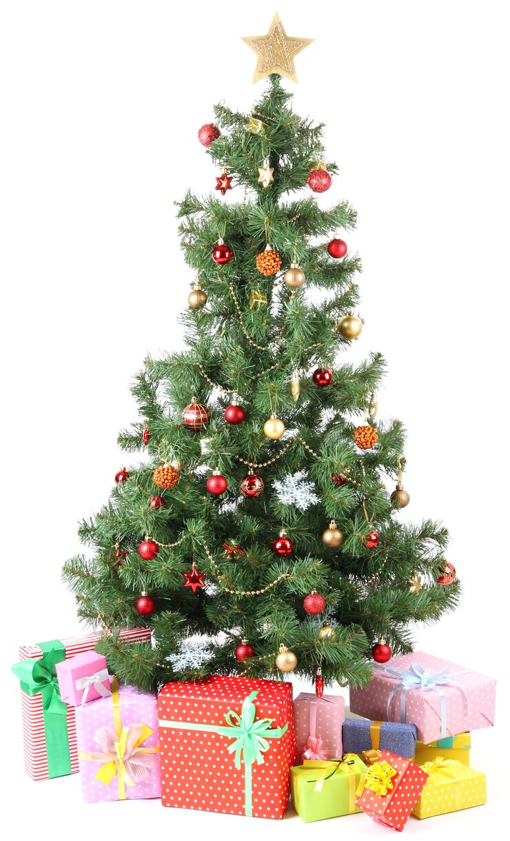 Foto árvore de natal decorada com presentes isolados no branco