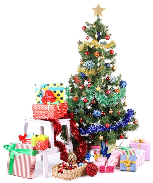 Árvore de Natal decorada com presentes isolados no branco
