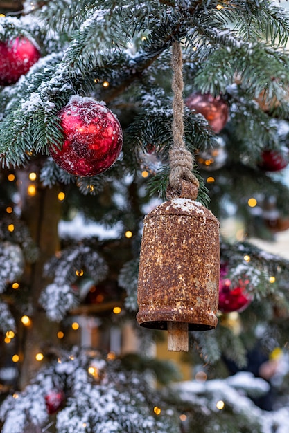 Árvore de natal decorada com sinos vintage e bolas em um brilhante abstrato turva